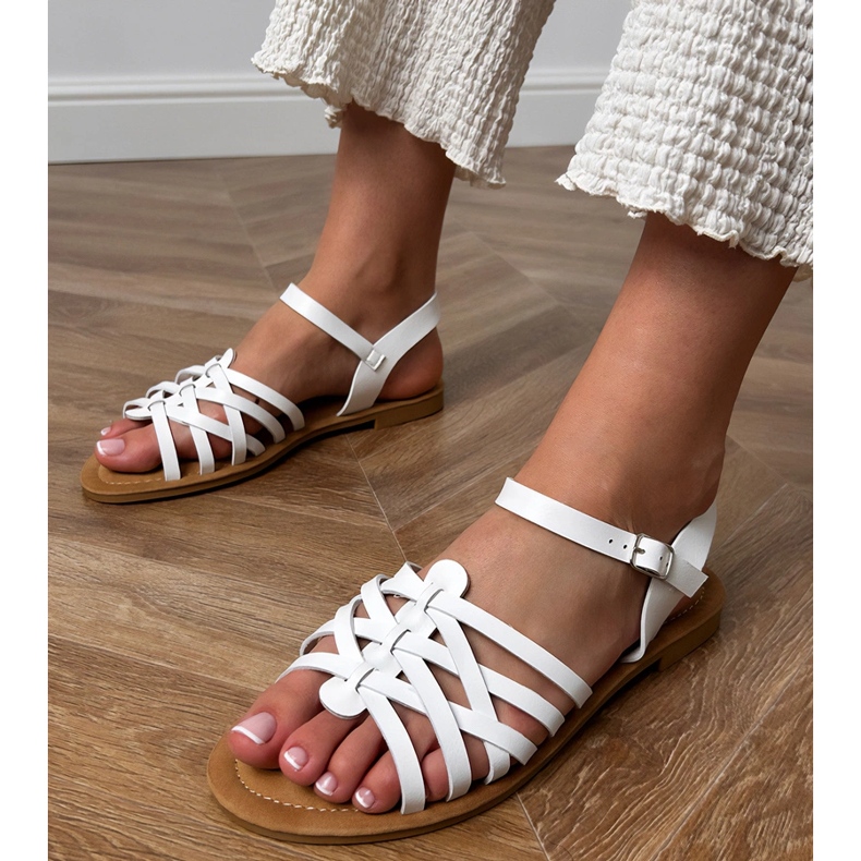 Bílé sandály zabalené na ploché podrážce bílý 1