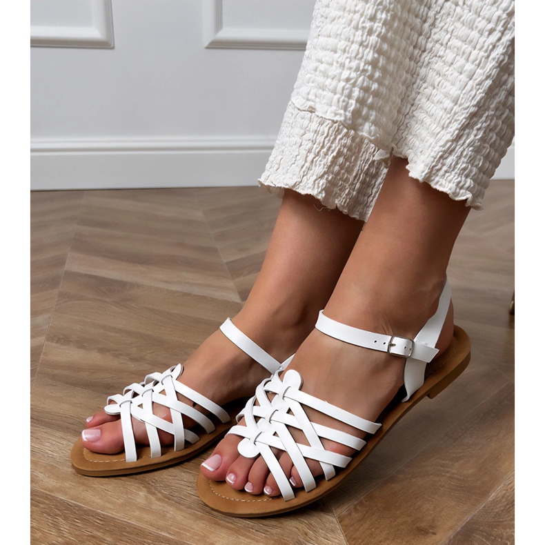 Bílé sandály zabalené na ploché podrážce bílý 2