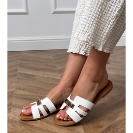 Bílé žabky s výřezy na pásu a zlatou dekorací bílý 1 Bílé žabky s výřezy na pásu a zlatou dekorací bílý 1