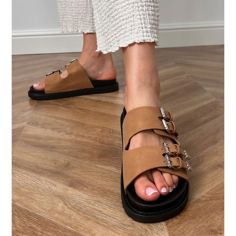 Hnědé ženské pantofle s dekorativními sponami béžový 1