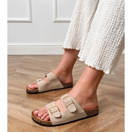 Béžové klapky se svorkami na korku béžový 1