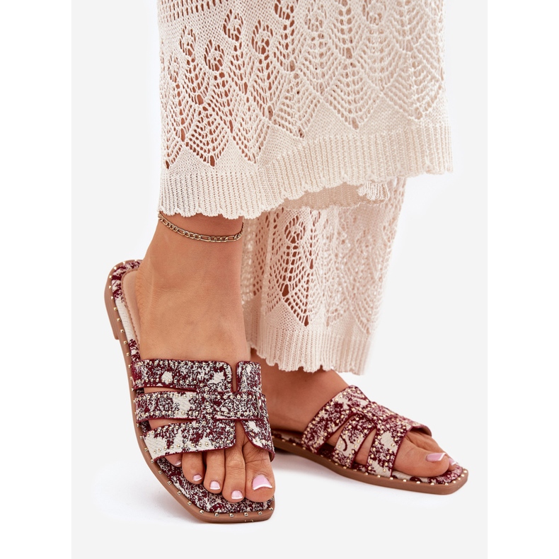 Zdobené ploché burgundské klapky červené 1