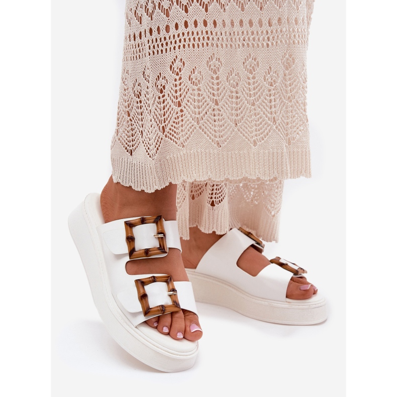 Dámské pantofle na plošině s bílými spony 1