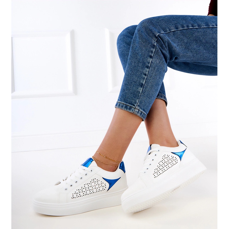 Bílé tenisky s modrými vložkami na platformě bílý 1