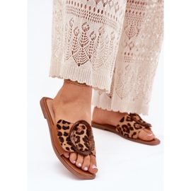 Dámské ploché žabky s dekorativní leopardskou sponou hnědý 2 Dámské ploché žabky s dekorativní leopardskou sponou hnědý 2
