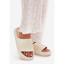 Světelné pěnové pantofle žen na tlusté podrážce ECRU bílý 1 Světelné pěnové pantofle žen na tlusté podrážce ECRU bílý 1