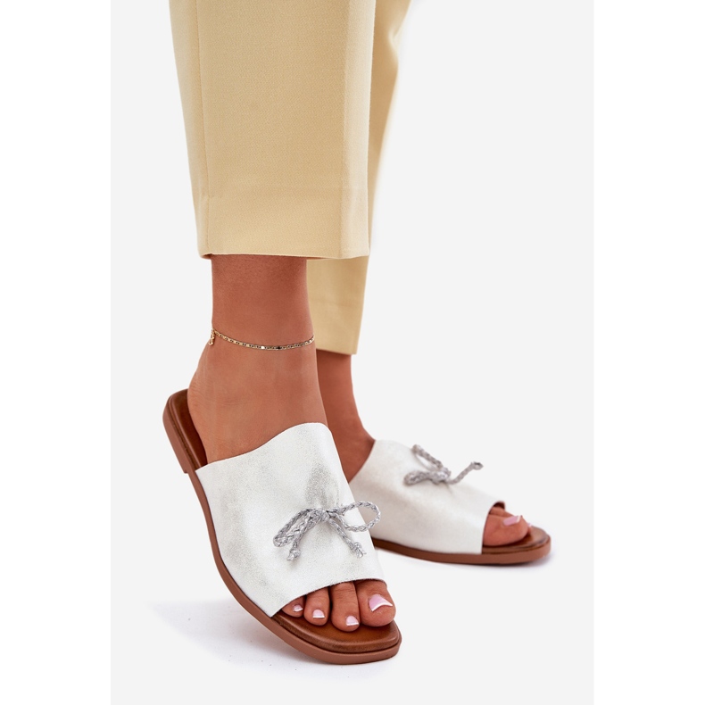 EVento Flip Flip Flip Flip Flip Flip Flip Flops s dekorativním stříbrným vázáním 1