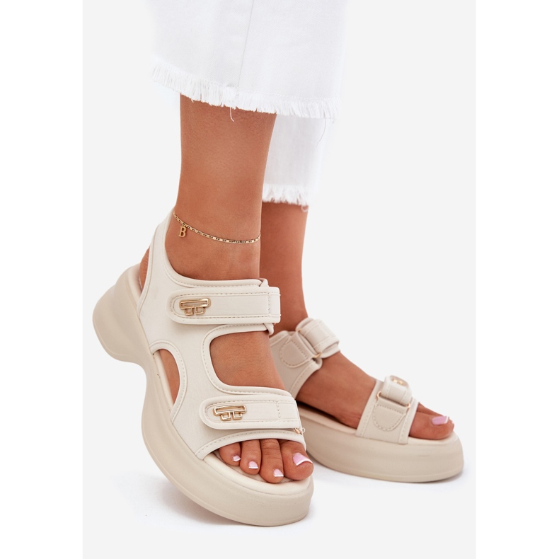 EVento Dámské sandály se zlatými detaily béžové béžový 1 EVento Dámské sandály se zlatými detaily béžové béžový 1