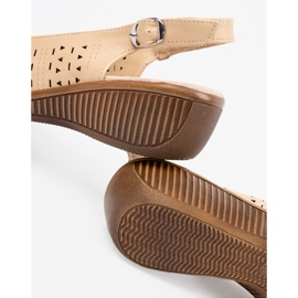 Shelvt Béžové prolamované sandály na klínku béžový 1