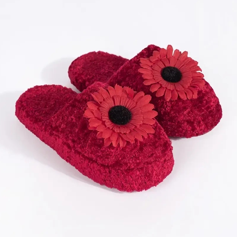 Malé červené pantofle s ozdobnou květinou 2