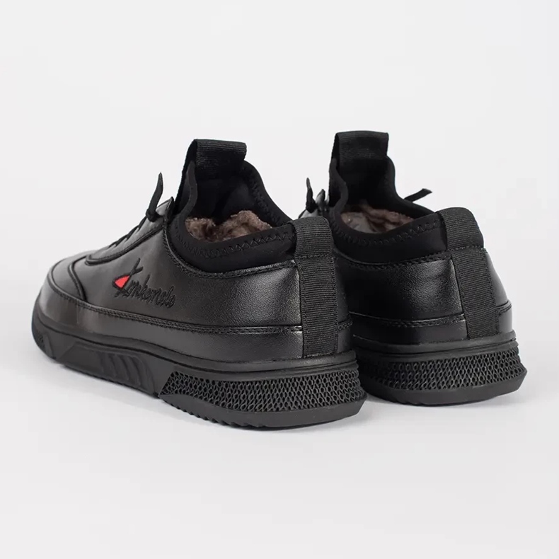 Izolovaná černá sportovní bota černý 1