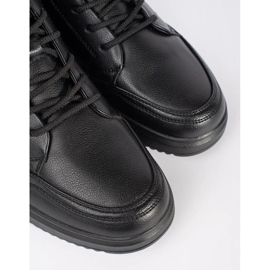 Černá izolovaná pánská bota černý 1