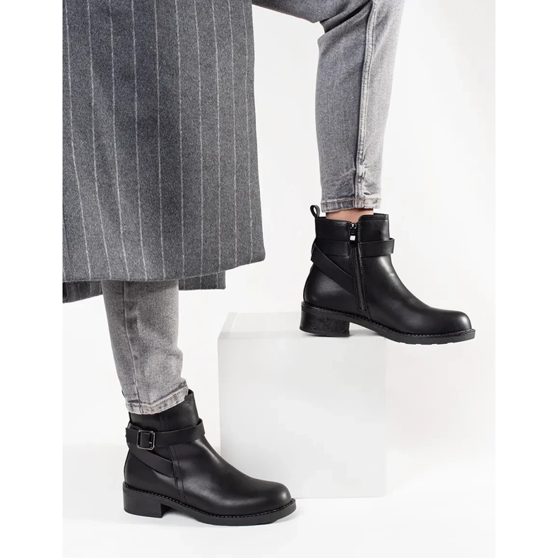 Černé boty s nízkým pokojem zdobené proužky černá 1