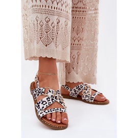 Dámské sandály s plochým podpatkem se zlatými bílými čepy 2 Dámské sandály s plochým podpatkem se zlatými bílými čepy 2