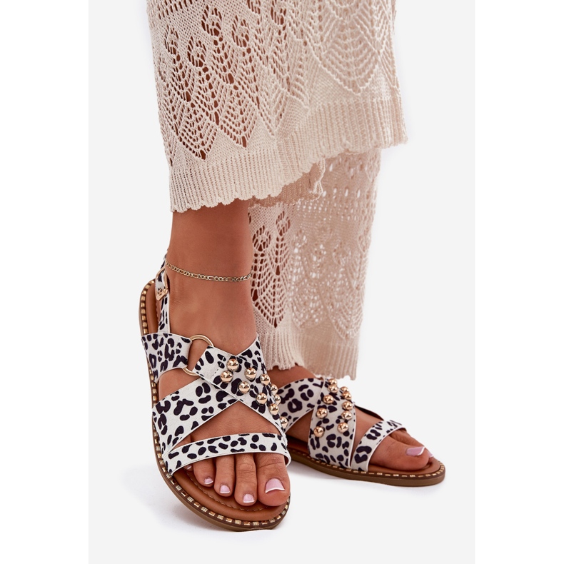 Dámské sandály s plochým podpatkem se zlatými bílými čepy 1 Dámské sandály s plochým podpatkem se zlatými bílými čepy 1