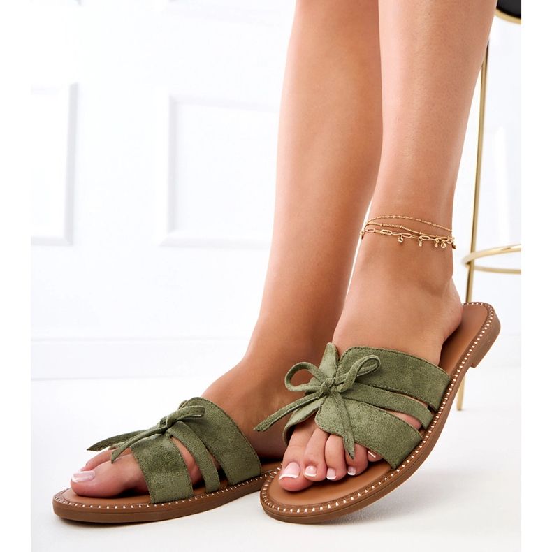 Zelené žabky s lukem a dekorací na okrajích zelená 1 Zelené žabky s lukem a dekorací na okrajích zelená 1