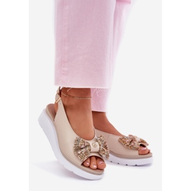 Dámské kožené sandály s klínem se zazoo 1882 béžovým lukem 1 Dámské kožené sandály s klínem se zazoo 1882 béžovým lukem 1