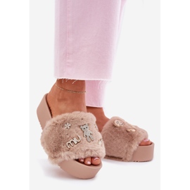 Dámské žabky na platformě s kožešinou a zlatými kolíky béžové béžový 1