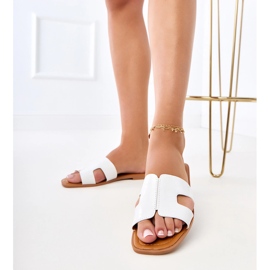 Bílé klapky na ploché podrážce s lisováním bílý 2