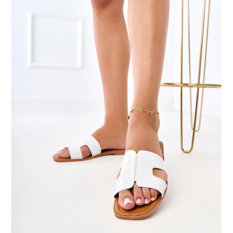 Bílé klapky na ploché podrážce s lisováním bílý 2