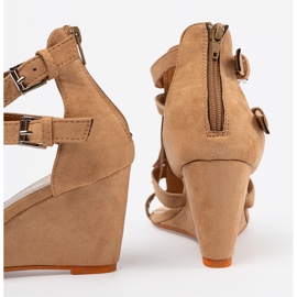 Shelvt Hnědé sandály pro klín s okraji hnědý 1