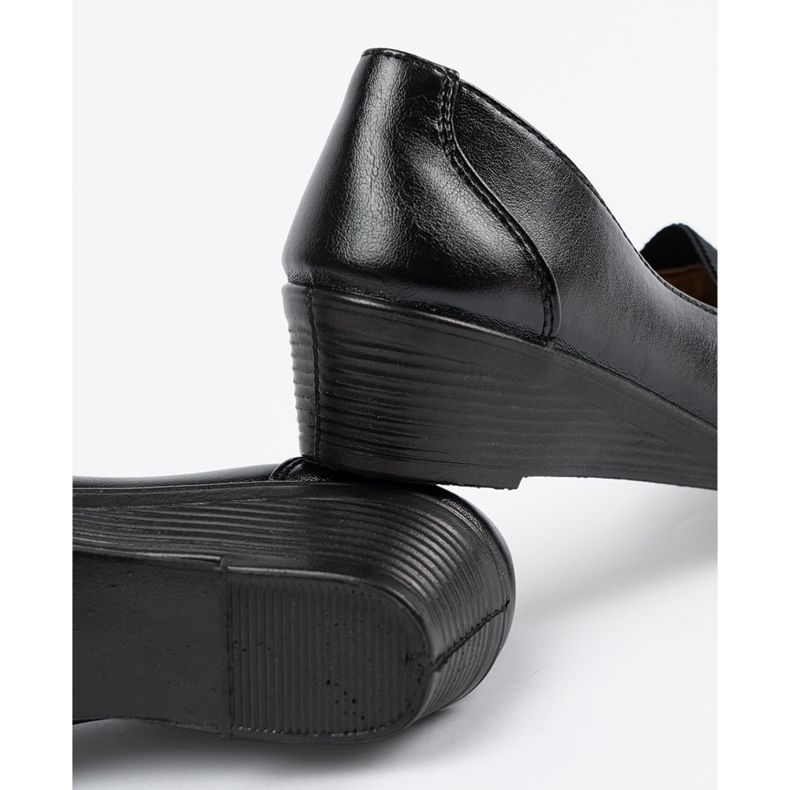 Klasická černá ženská bota 1