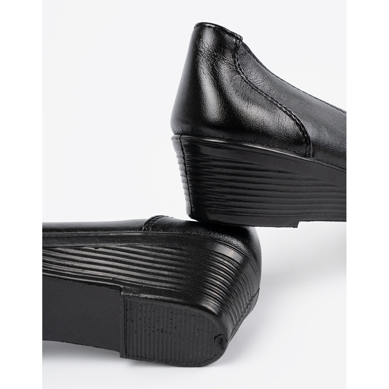 Dámská bota s dekorativní výšivkou černá 2