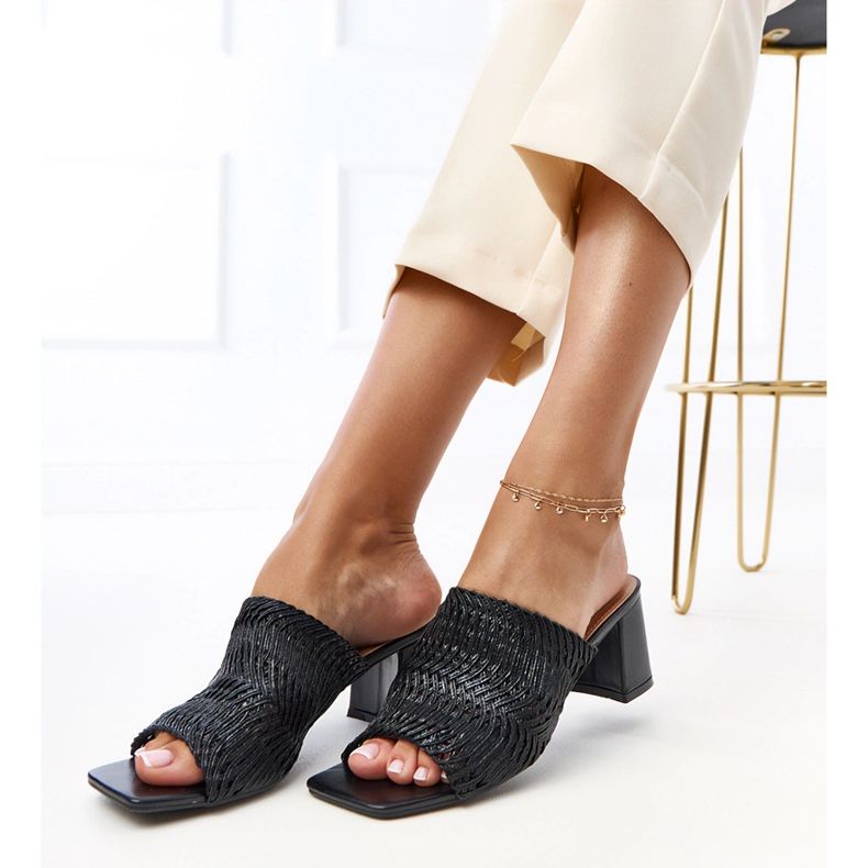 Černé pantofle na příspěvku s pletenými pruhy Gamboa černá 2