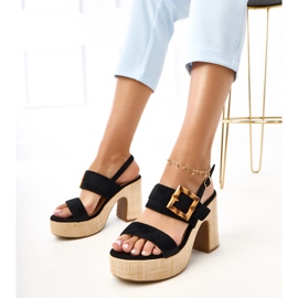 Černé sandály na sloupku zdobené svorkou Evenira černá 1