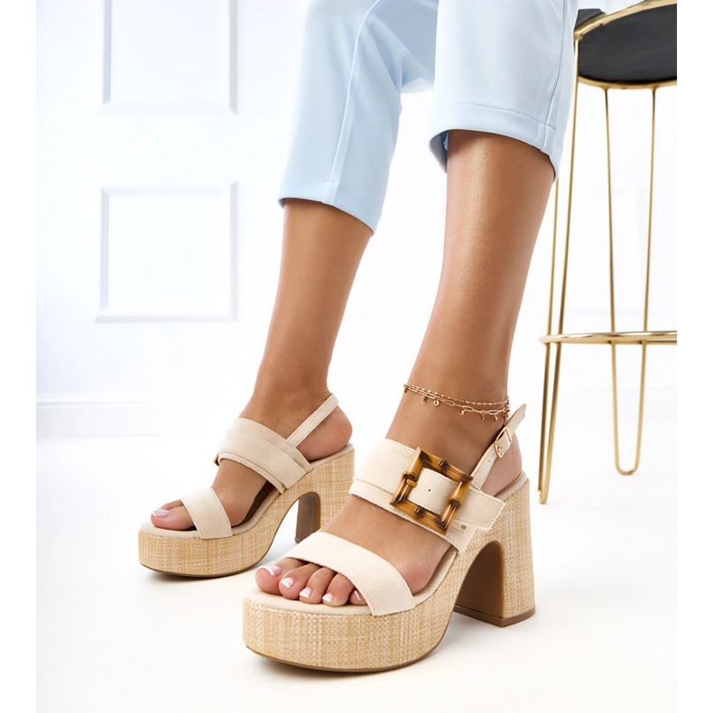 Béžové sandály na sloupku zdobené svorkou Evenira béžový 1