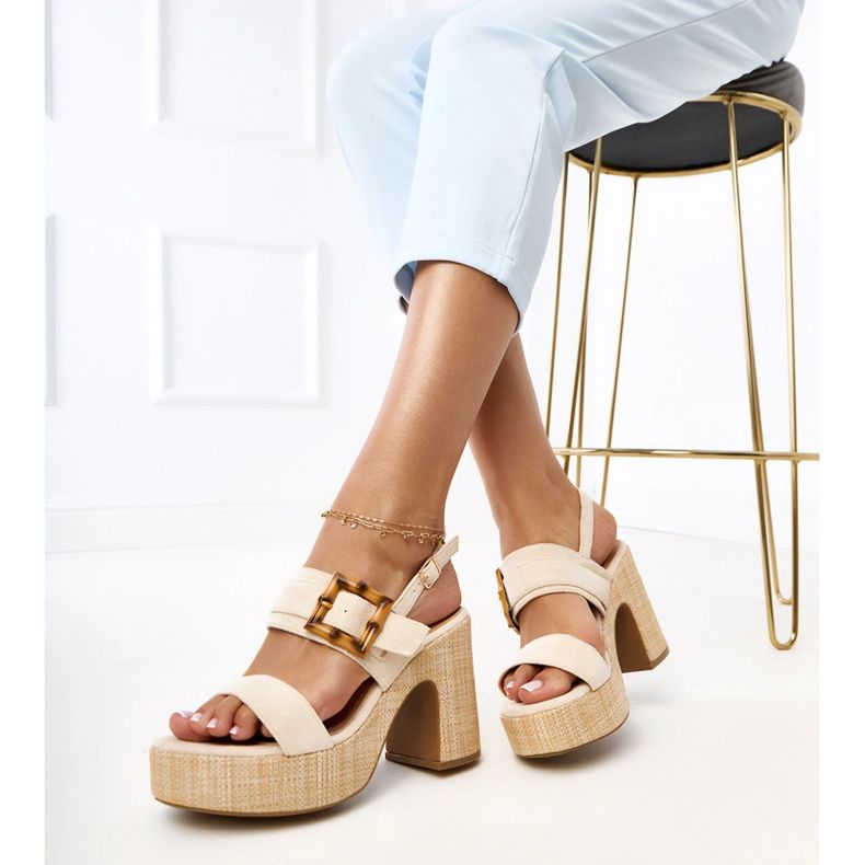 Béžové sandály na sloupku zdobené svorkou Evenira béžový 2