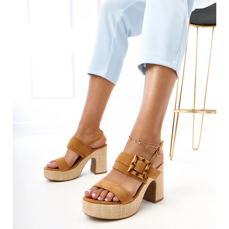 Hnědé sandály na sloupku zdobené svorkou Evenira hnědý 1