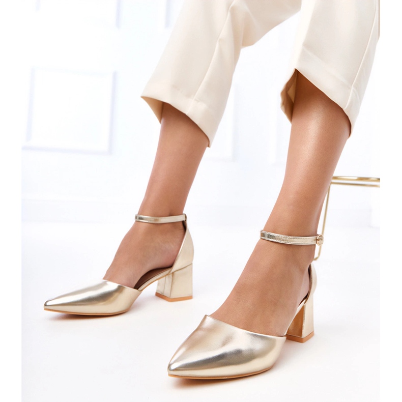 Zlaté čerpadla na sloupku připevněné na kostkách Keris zlatý 1