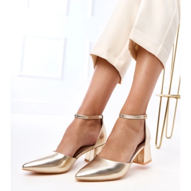 Zlaté čerpadla na sloupku připevněné na kostkách Keris zlatý 2