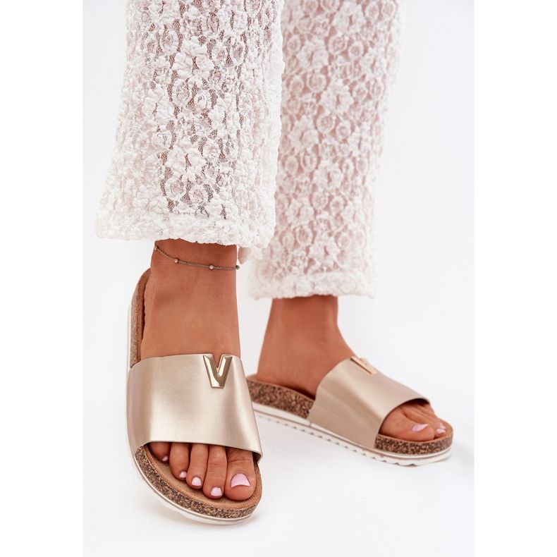 Boto Dámské žabky na plošinu Cork s dekorativním detailem zlaté vessiry zlatý 2 Boto Dámské žabky na plošinu Cork s dekorativním detailem zlaté vessiry zlatý 2