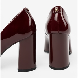 Shelvt Varná čerpadla na Burgundsii Post červené 2