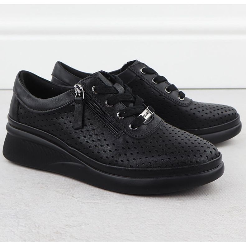 Dámské kožené boty perforované na klínech Black Vinceza 79565 černá 2