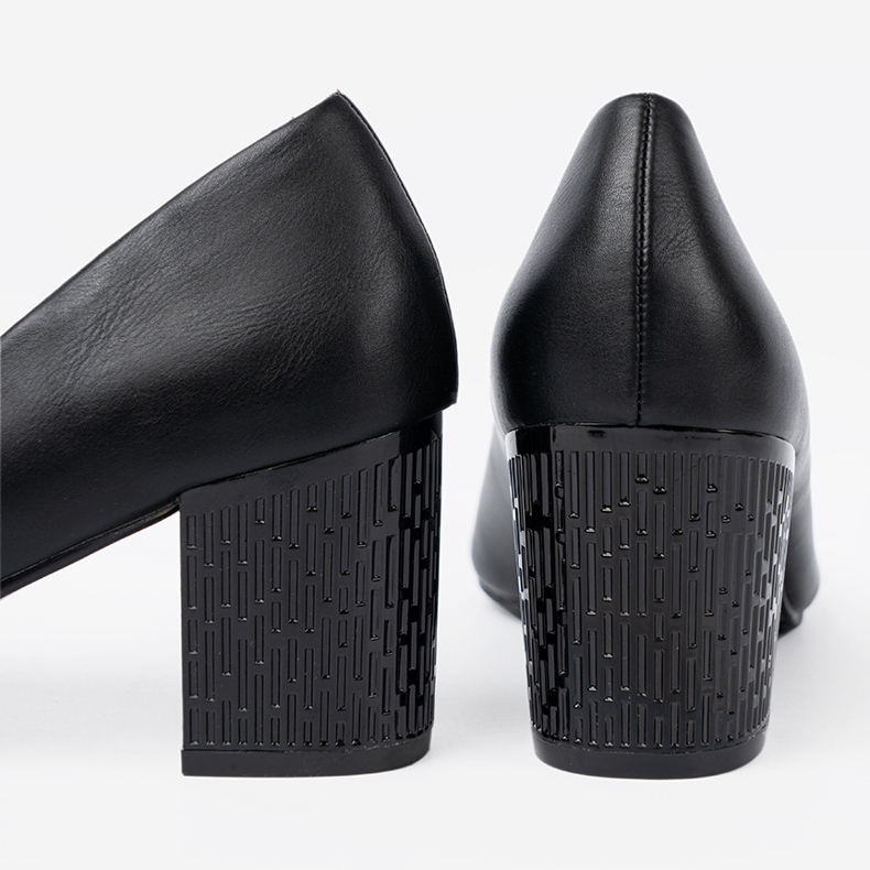 Goodin Černá čerpadla na velkolepém sloupku 1