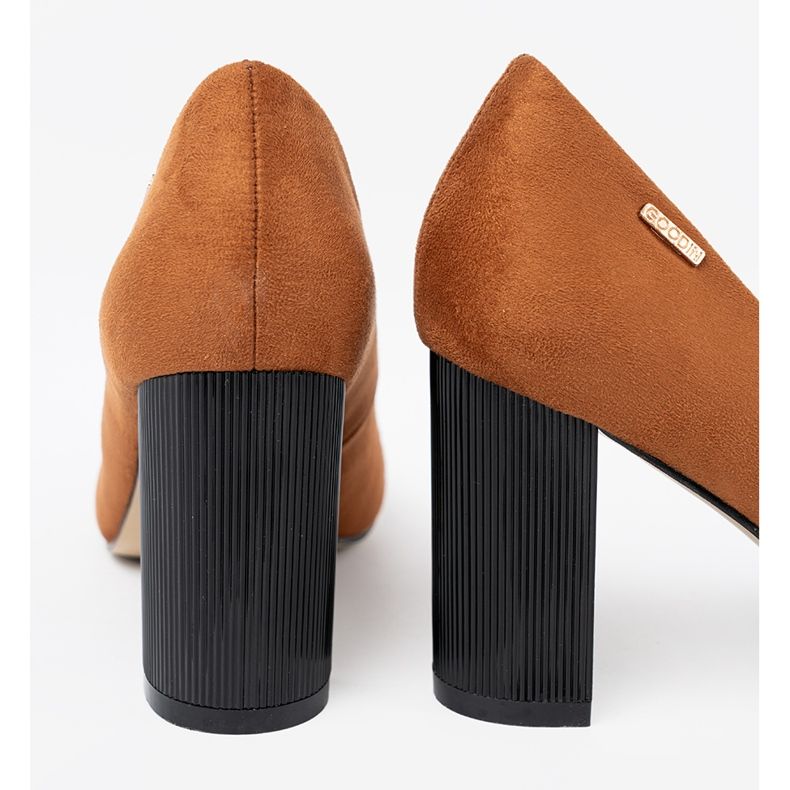 Goodin Světle hnědá čerpadla na černém sloupku 1