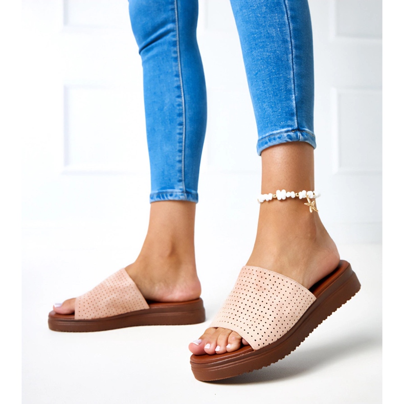 Růžové pantofle s prolamovaným svrškem od Idabel růžový 2