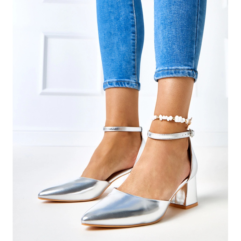 Stříbrná čerpadla na sloupku připevněná keris kostkami stříbrný 1