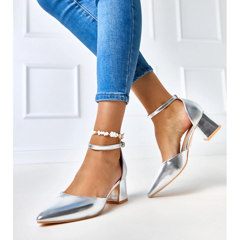 Stříbrná čerpadla na sloupku připevněná keris kostkami stříbrný 2