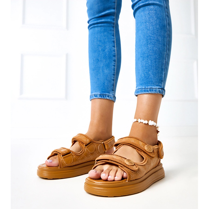 Hnědé sandály s nastavitelnými vousy hnědý 1