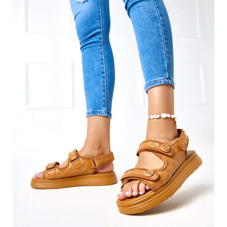 Hnědé sandály s nastavitelnými vousy hnědý 2