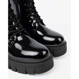 Shelvt Černé valené pracovníky na masivní podrážce černá 1