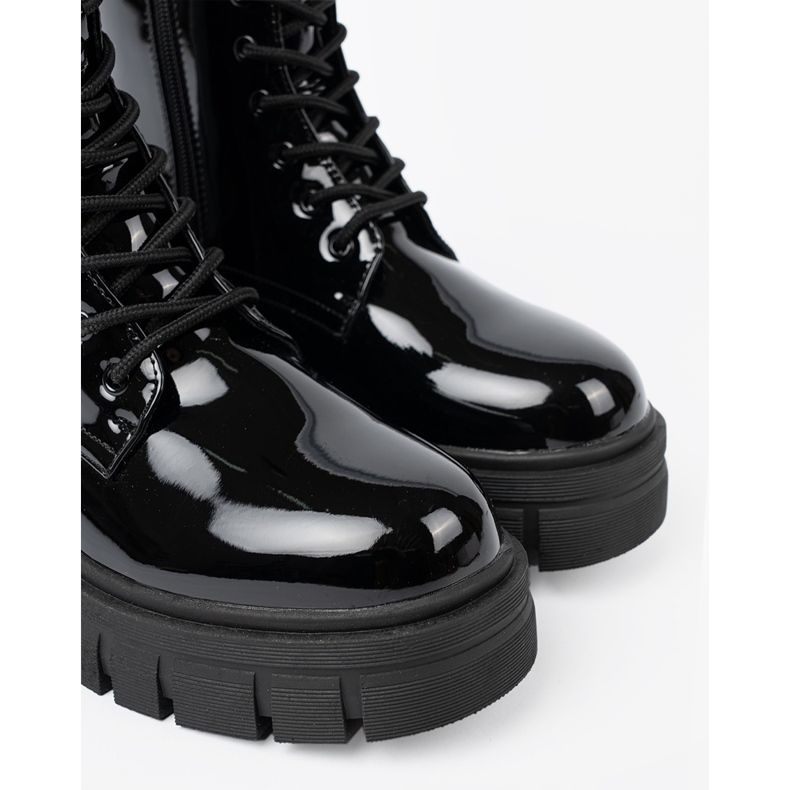 Shelvt Černé valené pracovníky na masivní podrážce černá 1