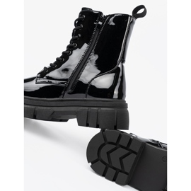 Shelvt Černé valené pracovníky na masivní podrážce černá 2