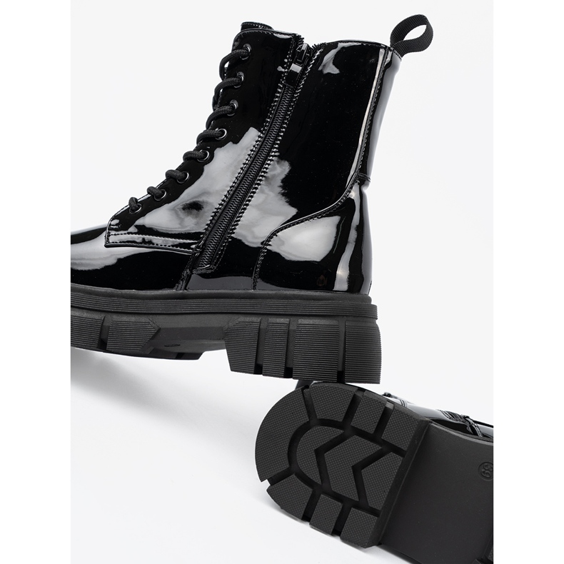 Shelvt Černé valené pracovníky na masivní podrážce černá 2