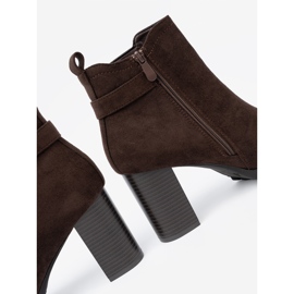 Shelvt Tmavě hnědé boty na sloupku s ozdobnou svorkou 1