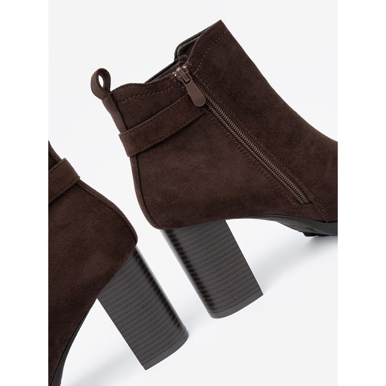 Shelvt Tmavě hnědé boty na sloupku s ozdobnou svorkou 1